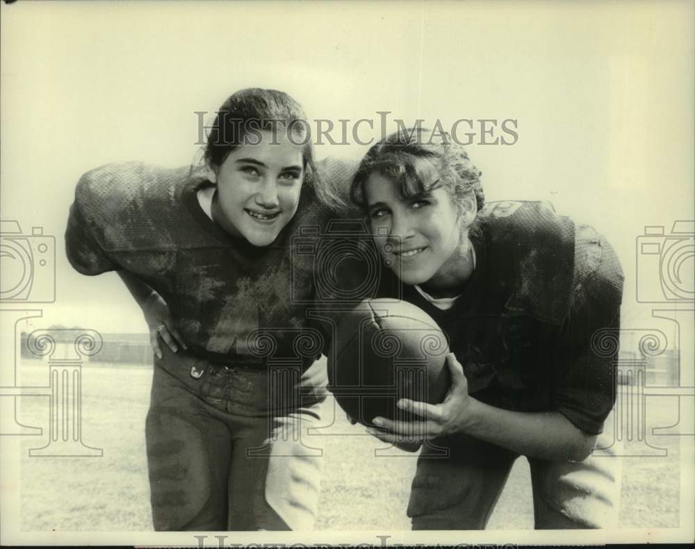 1982 Press Photo Amy Linker &amp; Sarah Jessica Parker costar in &quot;Square Pegs&quot;- Historic Images