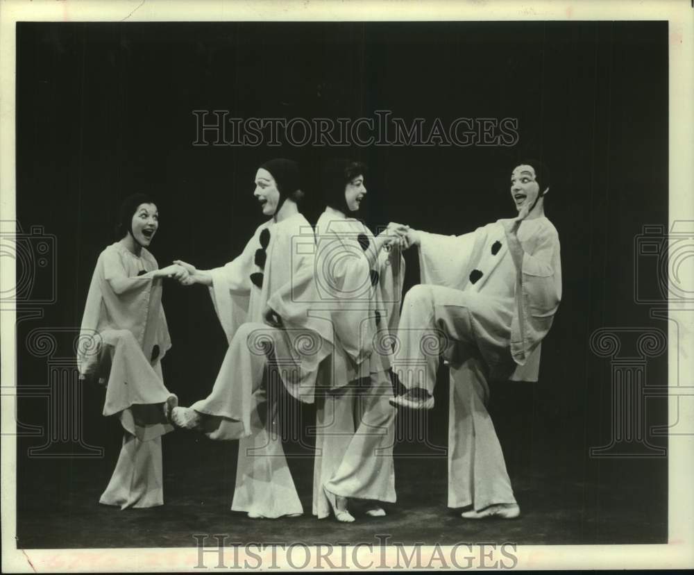 1978 Press Photo Claude Kaprus Mime Theater performers on stage in New York- Historic Images