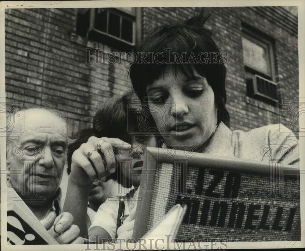 1975 Press Photo Liza Minnelli signs autographs outside New York theater- Historic Images