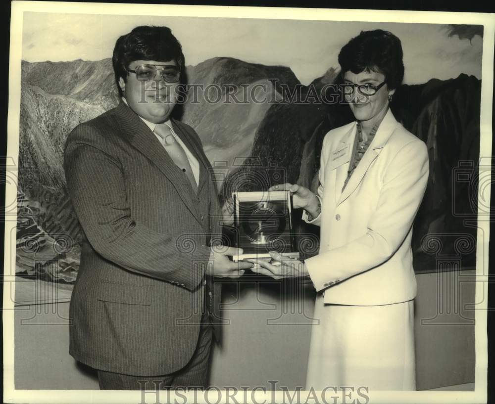 1982 Press Photo Award presentation at Prudential Insurance Company, Albany, NY- Historic Images