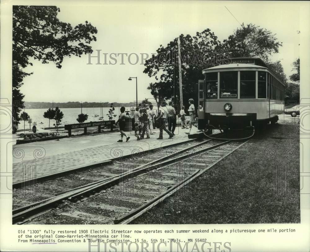 1989 Press Photo Riders exit restored 1908 electric streetcar in Minneapolis, MN- Historic Images