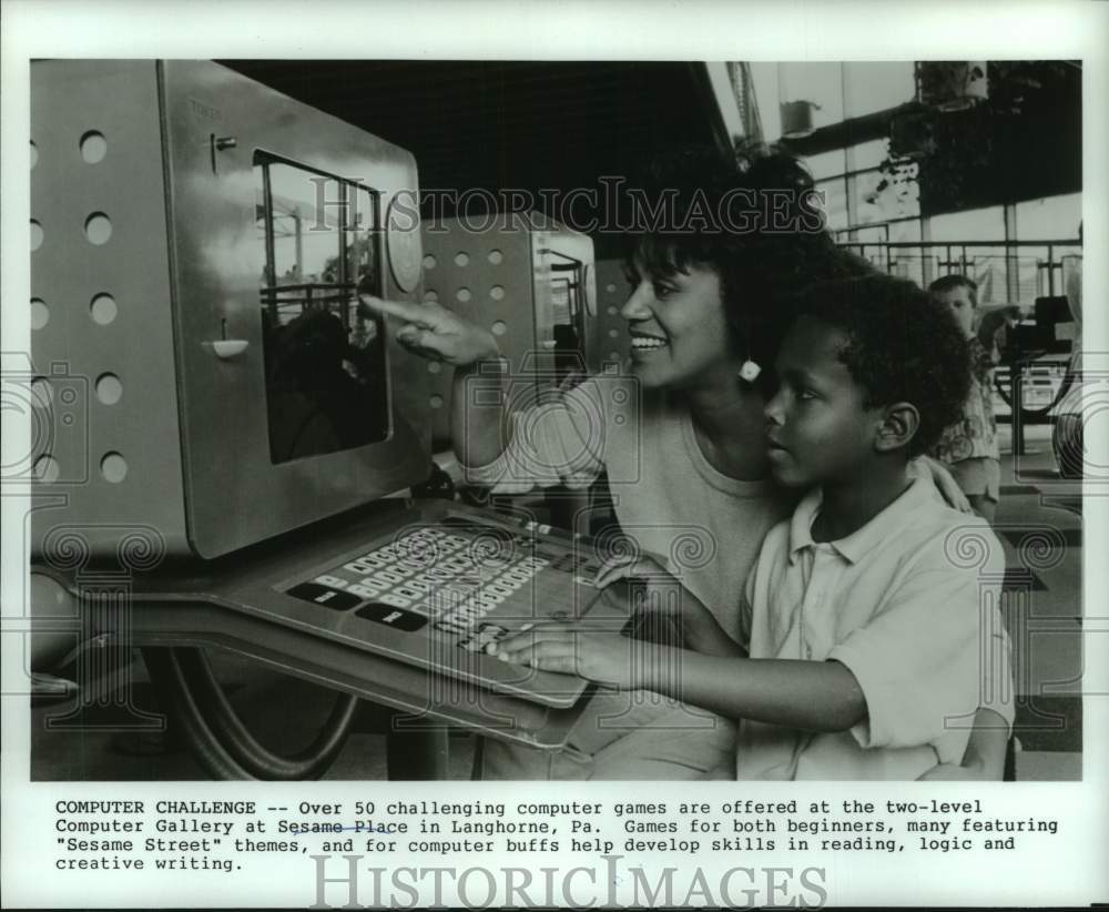 1989 Press Photo Mother &amp; son play computer game at Sesame Place, Pennsylvania- Historic Images