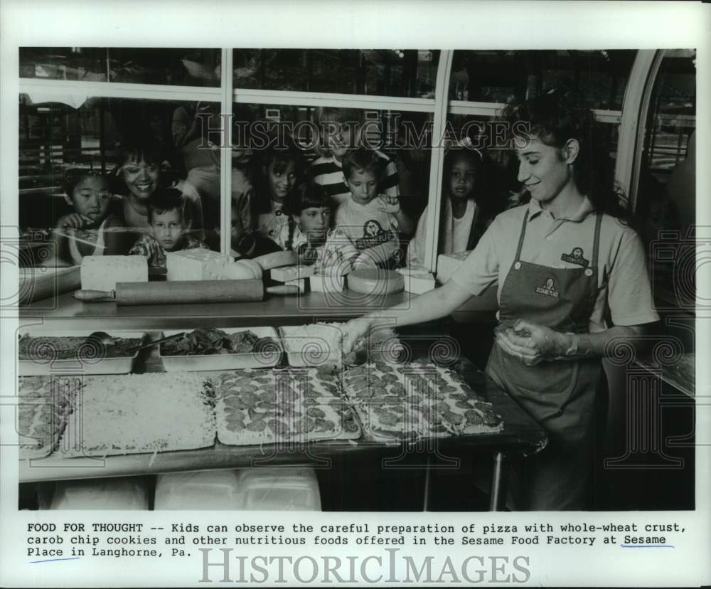 1989 Press Photo Kids watch staff prepare pizza at Pennsylvania theme park- Historic Images