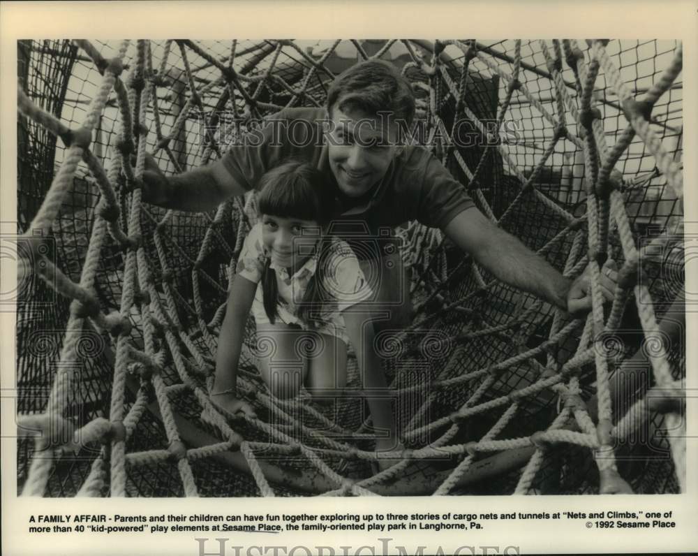 1992 Press Photo Father &amp; daughter climb on net at Pennsylvania theme park- Historic Images