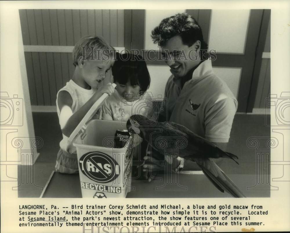 1991 Press Photo Parrot & trainer show kids recycling at Pennsylvania theme park- Historic Images