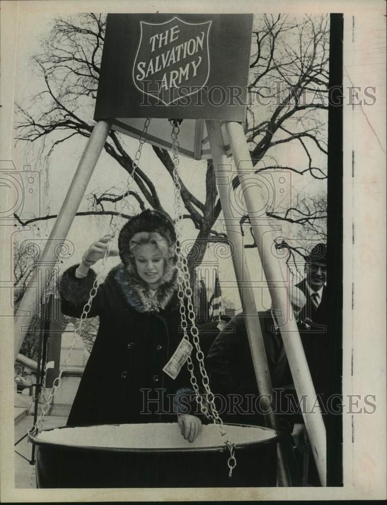 1970 Press Photo Actress Betsy Palmer donates to Salvation Army in New York- Historic Images