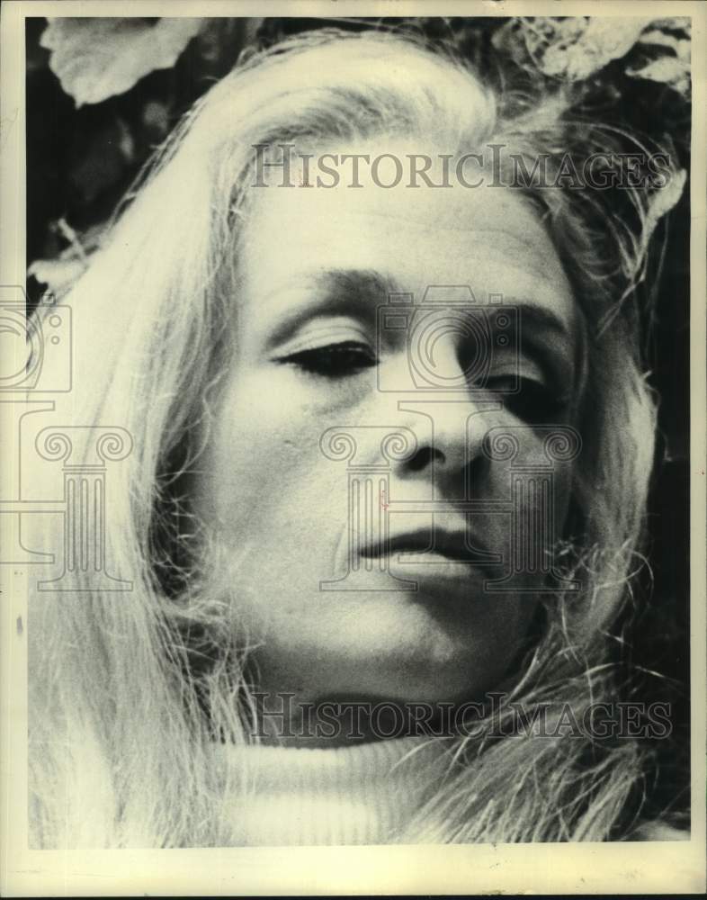 1971 Press Photo Stage actress Carrie Nye performs in Massachusetts - tup08110- Historic Images