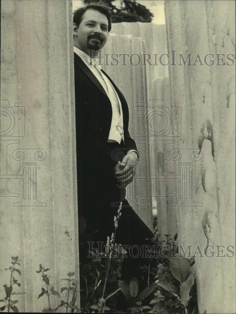 1975 Press Photo Yvar Mikhashoff, nee Ronald Mackay, Pianist - tup08281