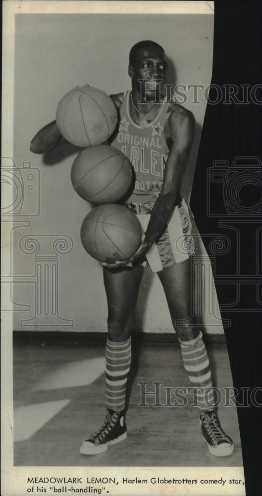 Load image into Gallery viewer, 1961 Press Photo Harlem Globetrotters star Meadowlark Lemon - tup08310
