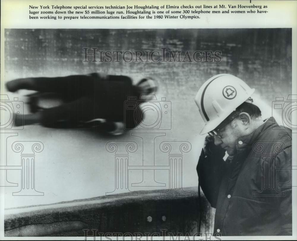 1981 Press Photo New York Telephone technician next to Olympic luge track- Historic Images