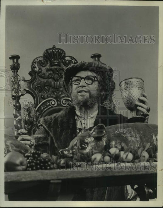 Press Photo Tennis pro Bobby Riggs as King Henry VIII - tup10609- Historic Images