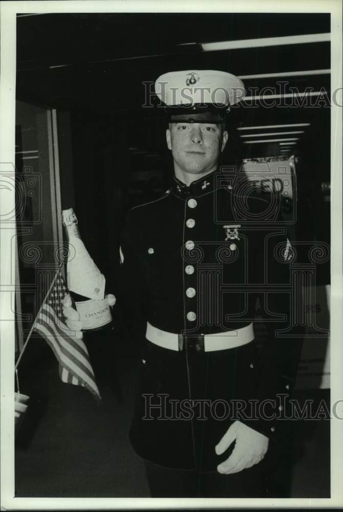 Load image into Gallery viewer, 1991 Press Photo US Marine Ronald Ranellucci Jr. at Albany, New York airport
