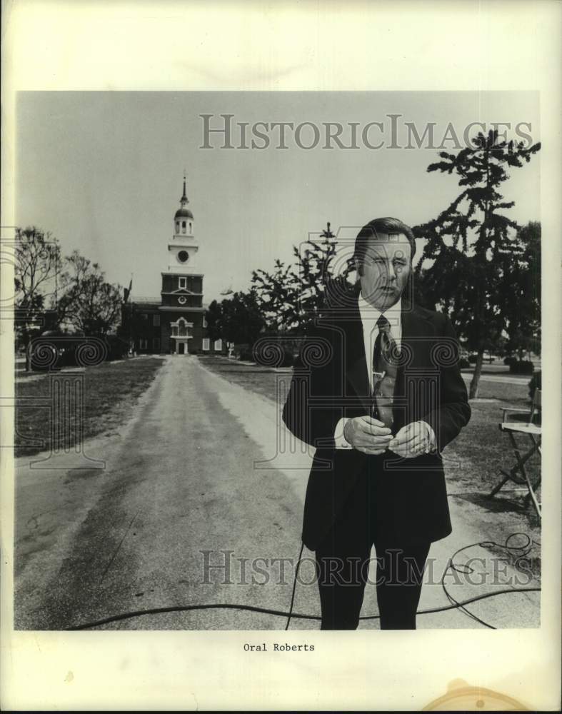 Load image into Gallery viewer, 1973 Press Photo Televangelist Oral Roberts - tup10839
