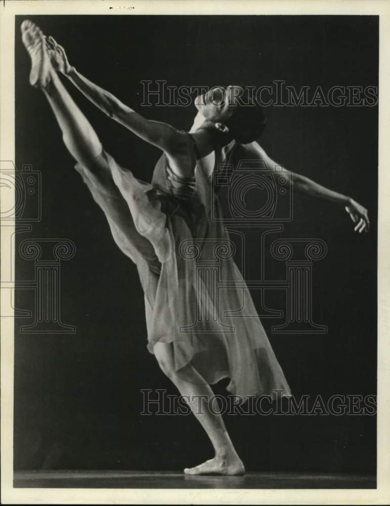 1974 Press Photo Eva Cohen dances on Albany, New York stage - tup14772- Historic Images