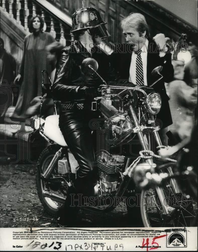 1980 Press Photo Martin Mull with costars in scene from the movie "Serial"- Historic Images