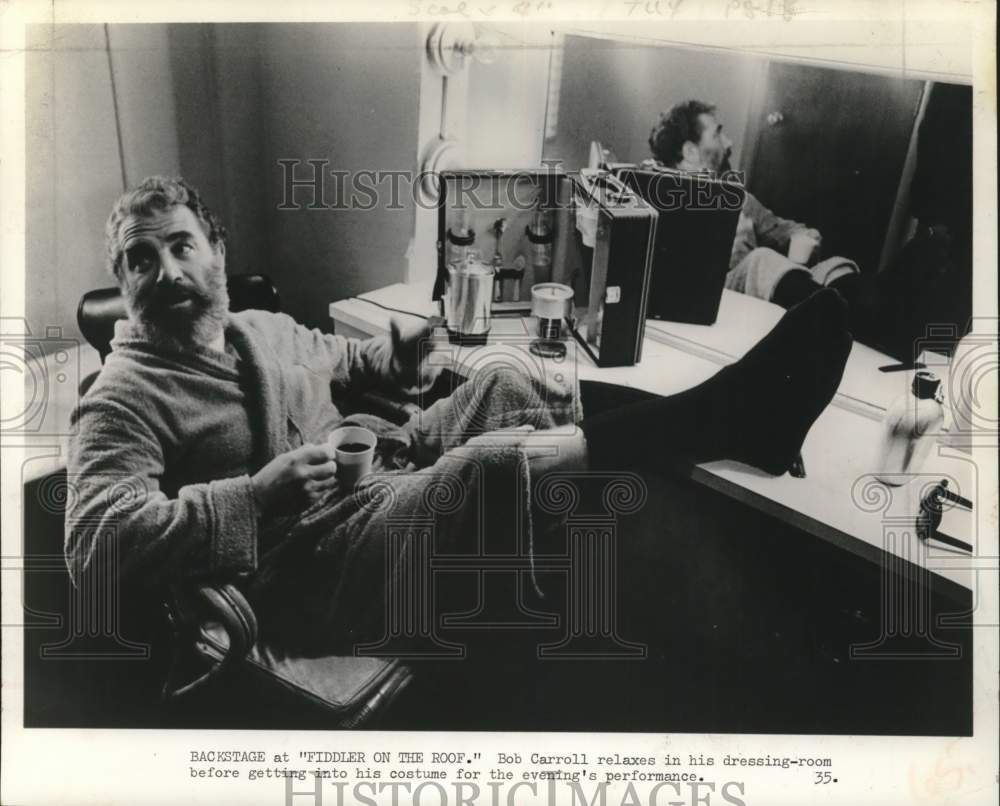 1970 Press Photo Bob Carroll, star of &quot;Fiddler on the Roof,&quot; in his dressing roo- Historic Images