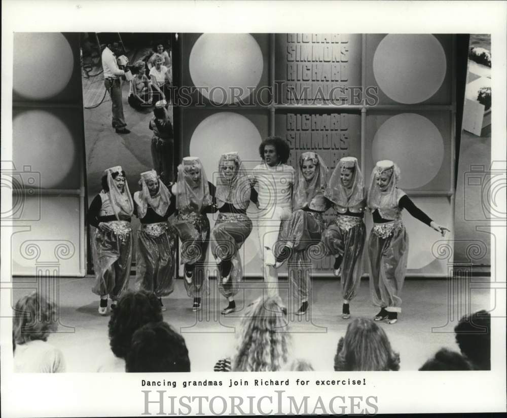 1983 Press Photo Richard Simmons with dancing grandmas on exercise program- Historic Images