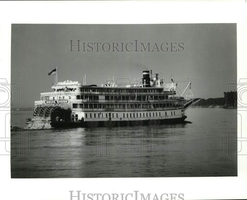 Load image into Gallery viewer, 1991 Press Photo The Delta Queen, paddle wheel cruise ship - tup22452
