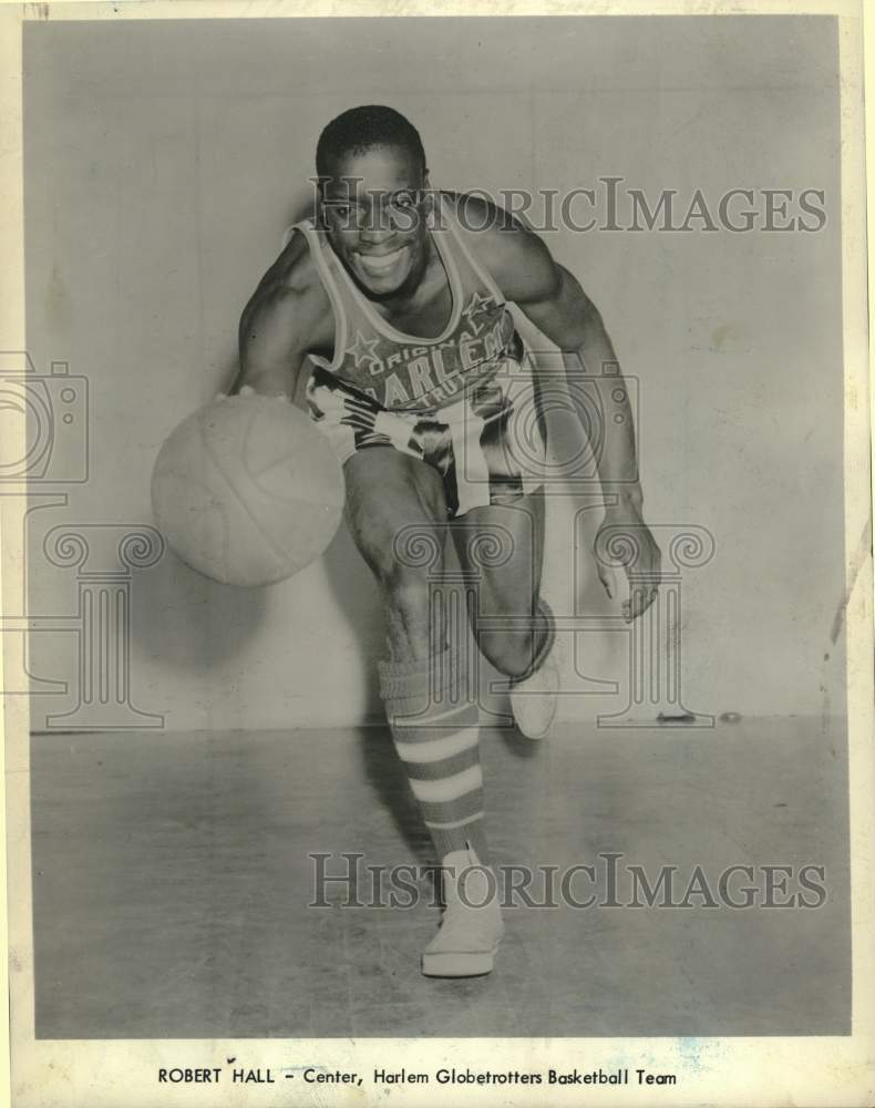 Press Photo Robert Hall, Harlem Globetrotters Basketball Team Member - tup24038- Historic Images