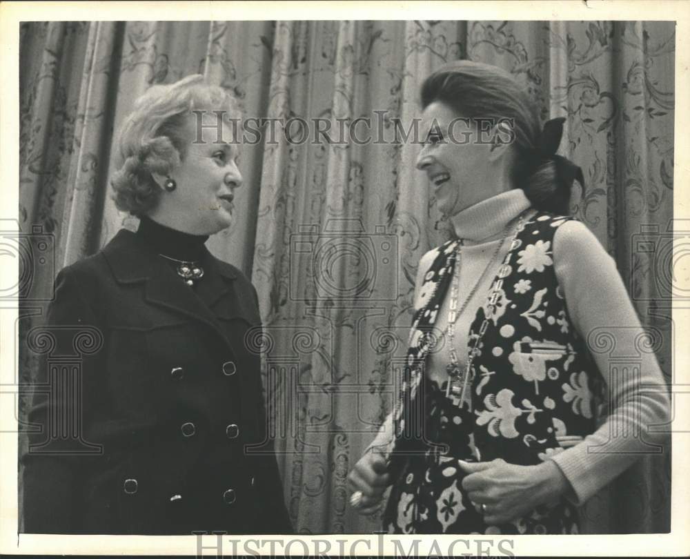 1971 Press Photo Mrs. A. James Seeley Hosts Betty Furness, Consumer Advocate- Historic Images