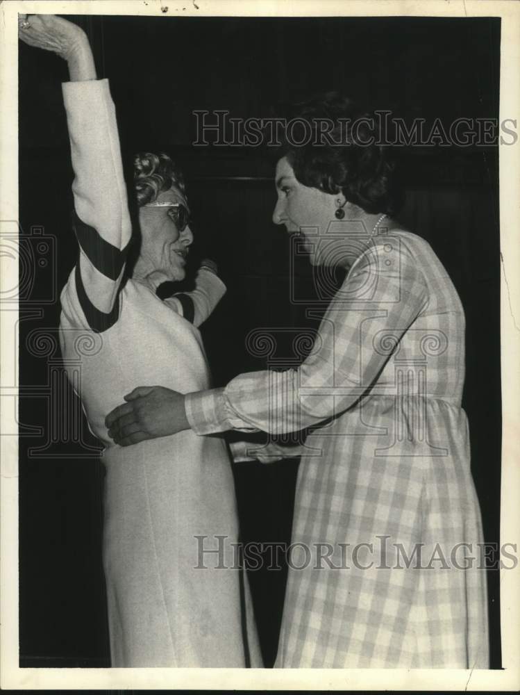 1974 Press Photo Actress Maureen Stapleton and Another Woman - tup26675- Historic Images