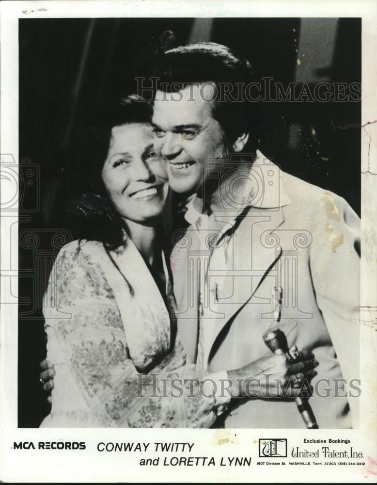 1978 Press Photo Conway Twitty and Loretta Lynn record on MCA Records.