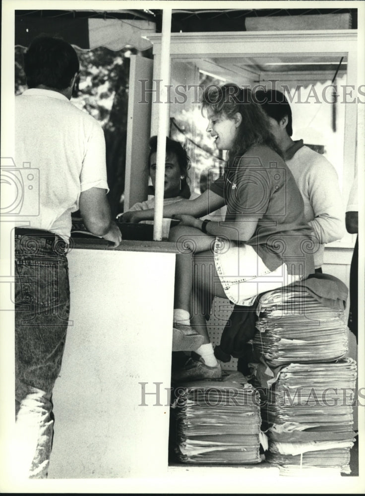 1988 Press Photo Cara Cogan sells racing forms to bettors on Travers Day- Historic Images