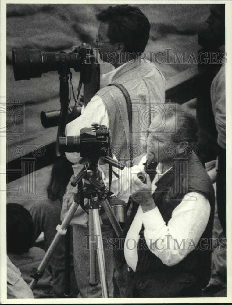 1988 Press Photo NYRA Jerry McKeown poses as photographer at Saratoga Race Track- Historic Images