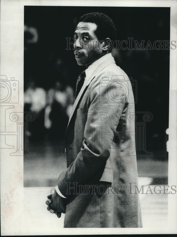 Press Photo Dean Meminger stands in suitcoat - tus00026- Historic Images