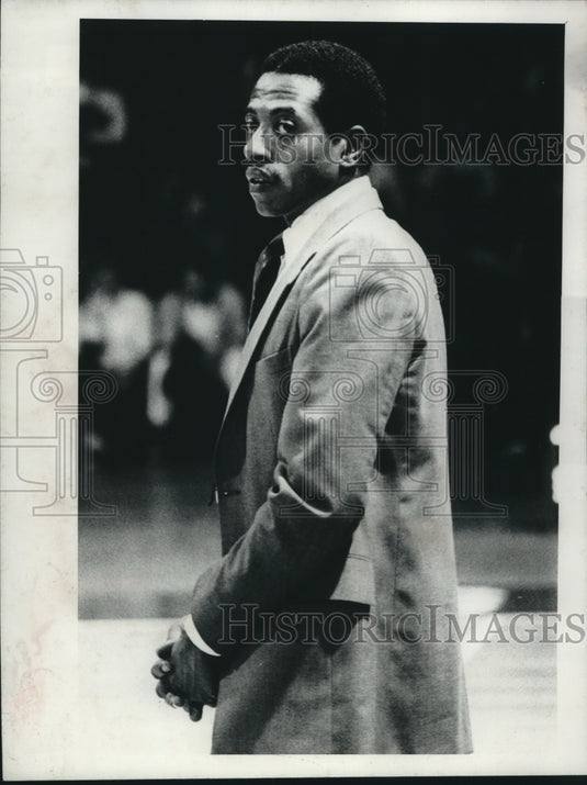 Press Photo Dean Meminger stands in suitcoat - tus00026- Historic Images