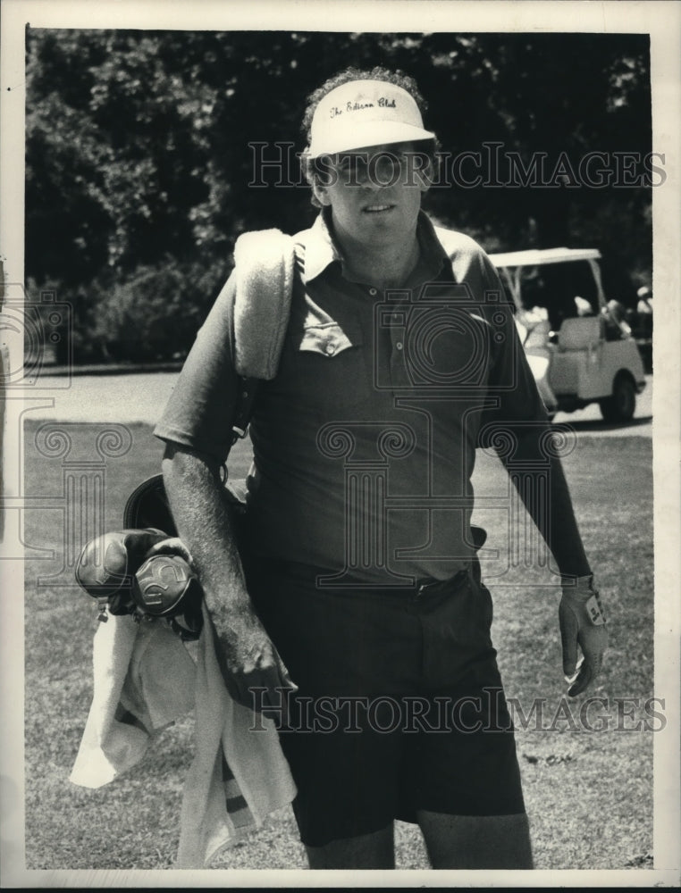 1984 Press Photo Tim Manor carries his golf bag at Edison Golf Club, Rexford, NY- Historic Images