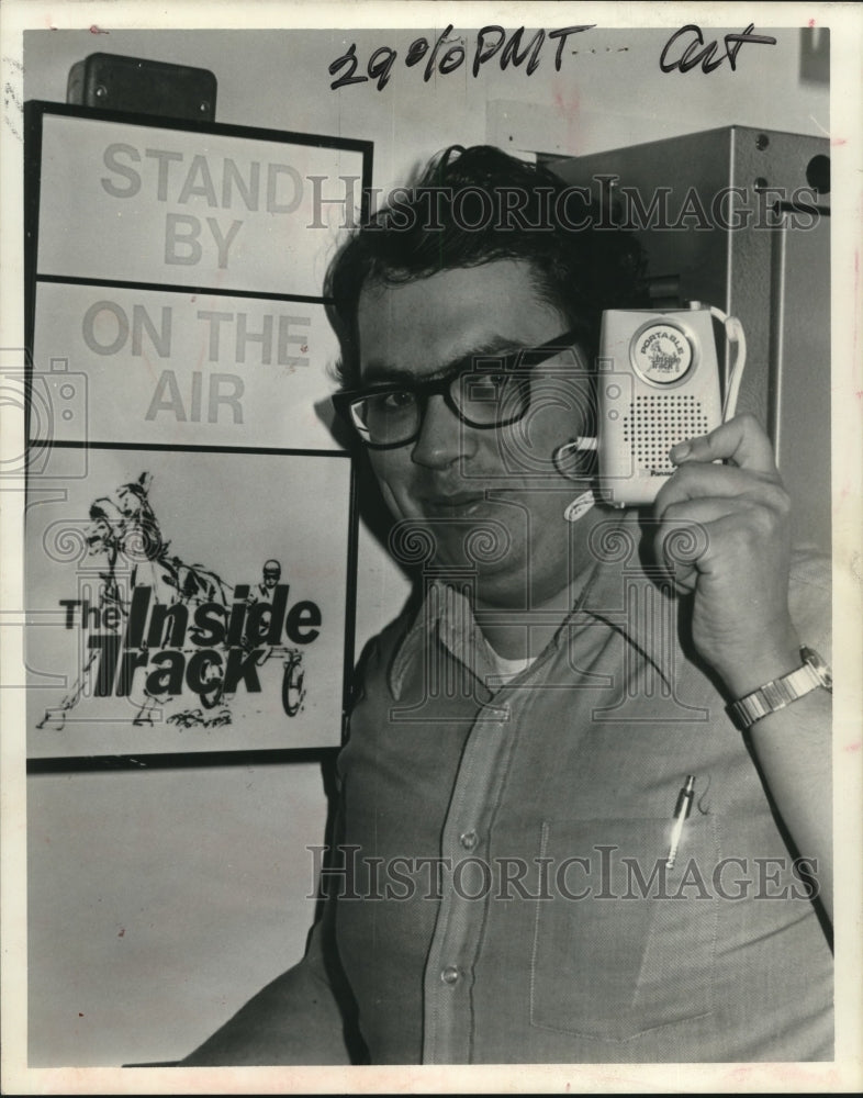 1975 Press Photo Joe Lynch with radio at Saratoga, New York harness track- Historic Images