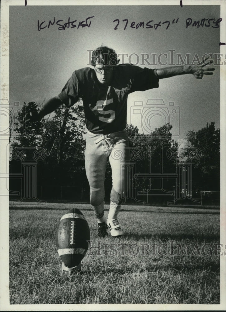 Press Photo Football player Al Darling prepares to kick the ball in New York- Historic Images