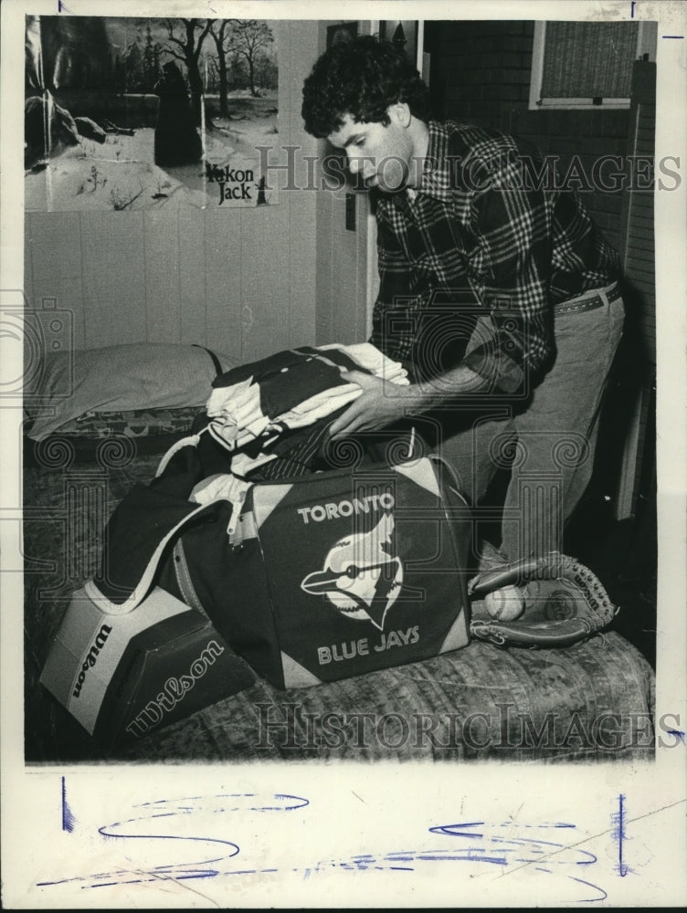 1983 Press Photo Baseball player John Cerutti packs his bag in Albany, New York- Historic Images