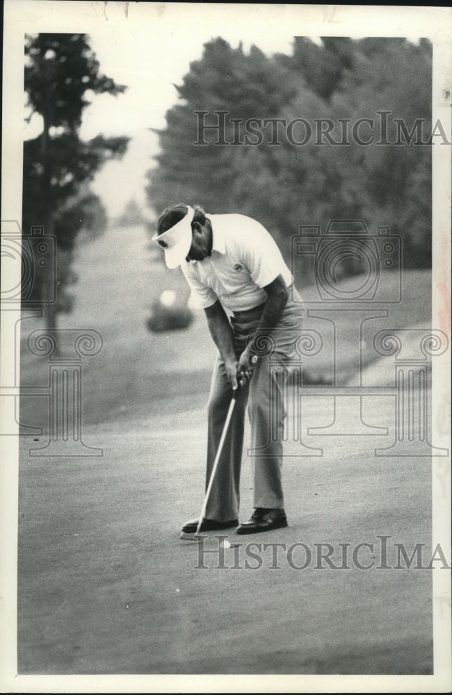 Press Photo Golfer Ralph Montoya taps in a putt in Albany, New York - tus00113- Historic Images