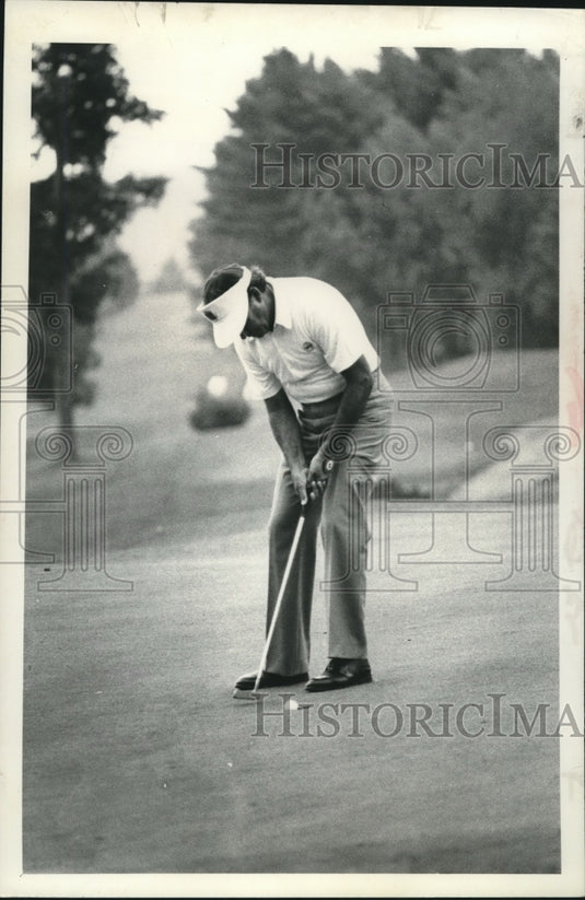 Press Photo Golfer Ralph Montoya taps in a putt in Albany, New York - tus00113- Historic Images
