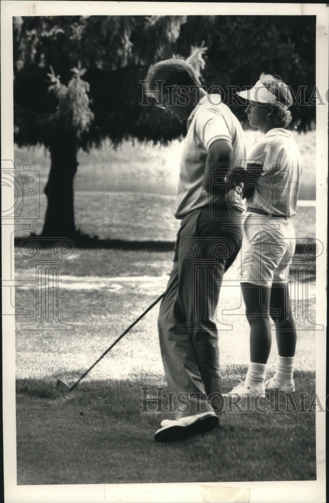 1988 Press Photo Golfer Doug Mochire with wife on course in Colonie, New York- Historic Images