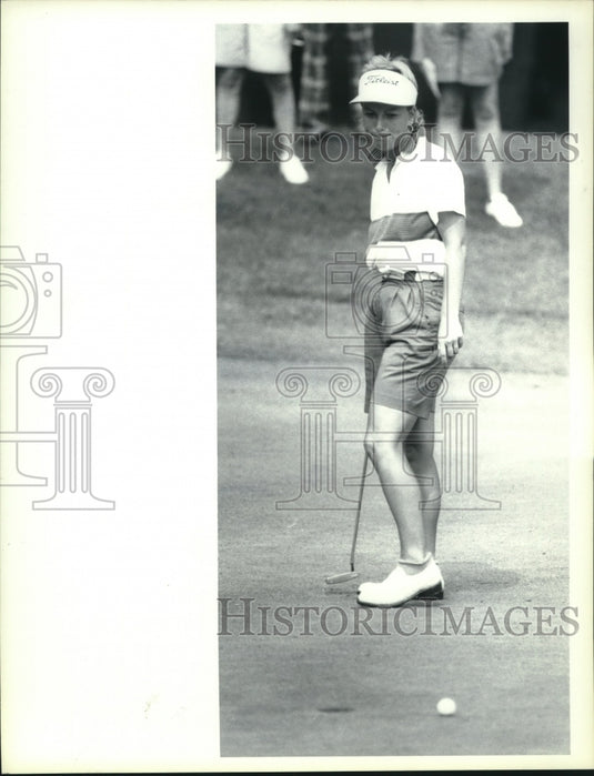 1989 Press Photo Golfer Dottie Mochrie on putting green in Saratoga, New York- Historic Images