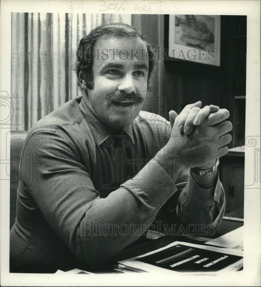 1981 Press Photo David Morris in his Saratoga, New York Harness Track office- Historic Images