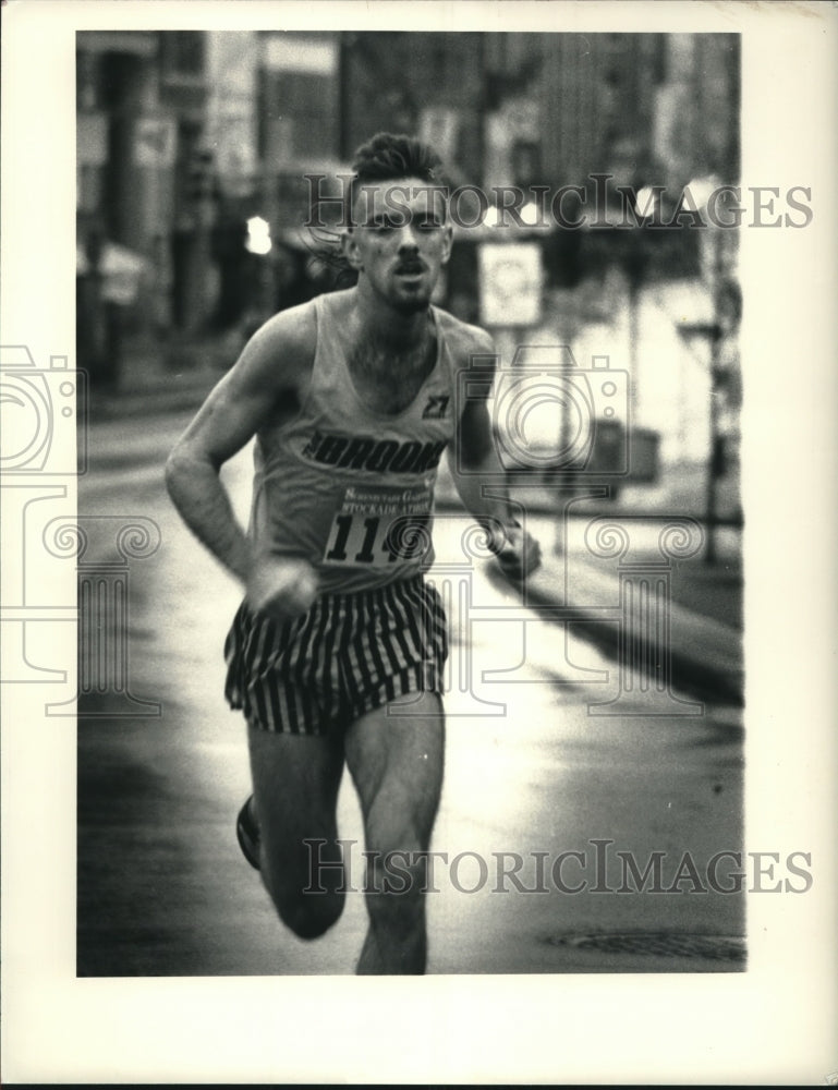 1986 Press Photo Jerry Lawson competes in Stockadeathon race in Schenectady, NY- Historic Images