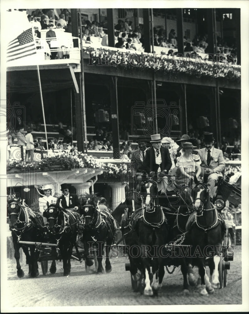 1980 Press Photo Horse-drawn carriages on Saratoga Flats race track in New York- Historic Images