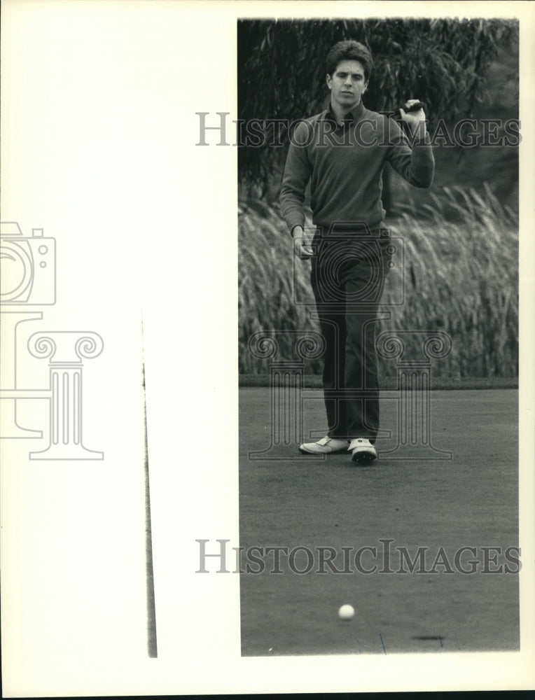 Press Photo Mike Fratangelo watches his putt on golf course in New York- Historic Images