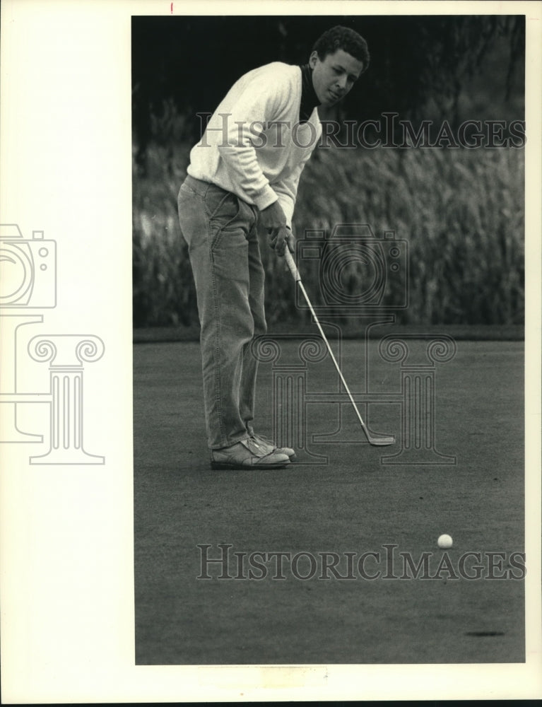 1986 Press Photo Eric Lynch watches his putt roll toward the cup in New York- Historic Images