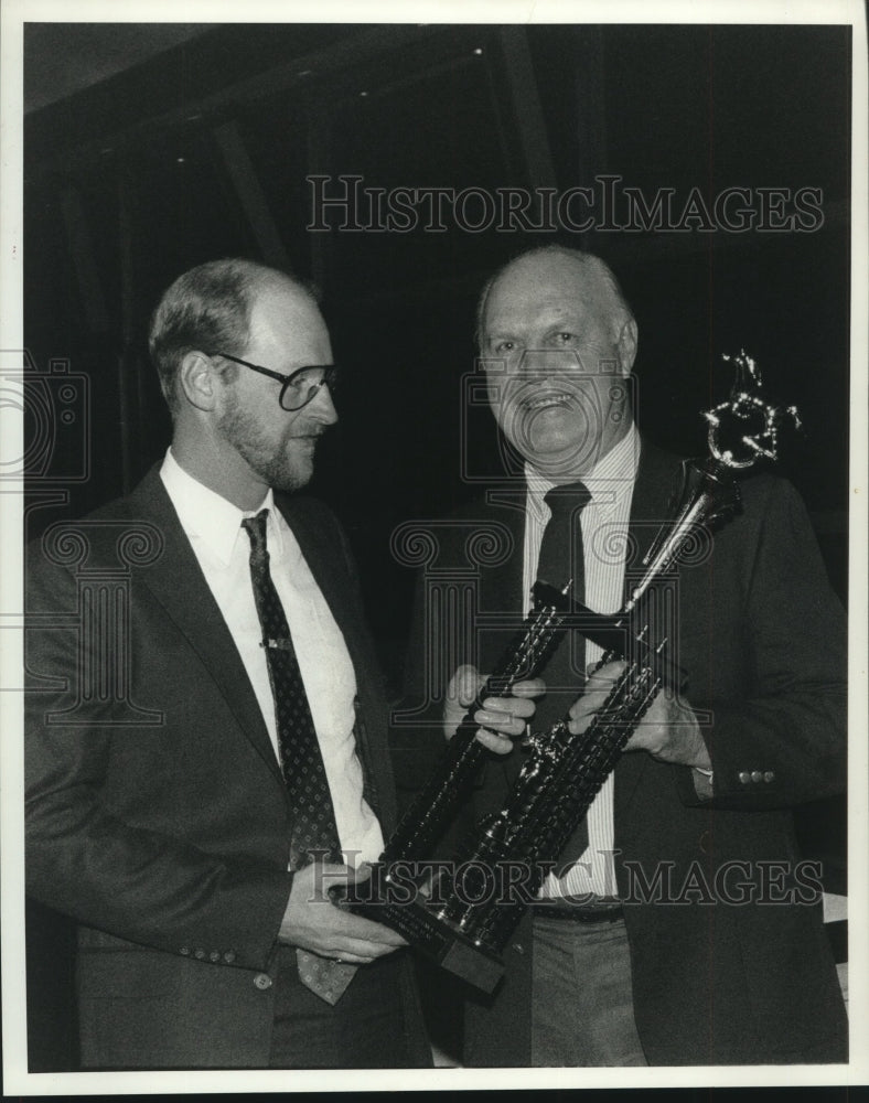 1989 Press Photo Kim Crawford accepts 1989 Horseman of the Year Award in NY- Historic Images