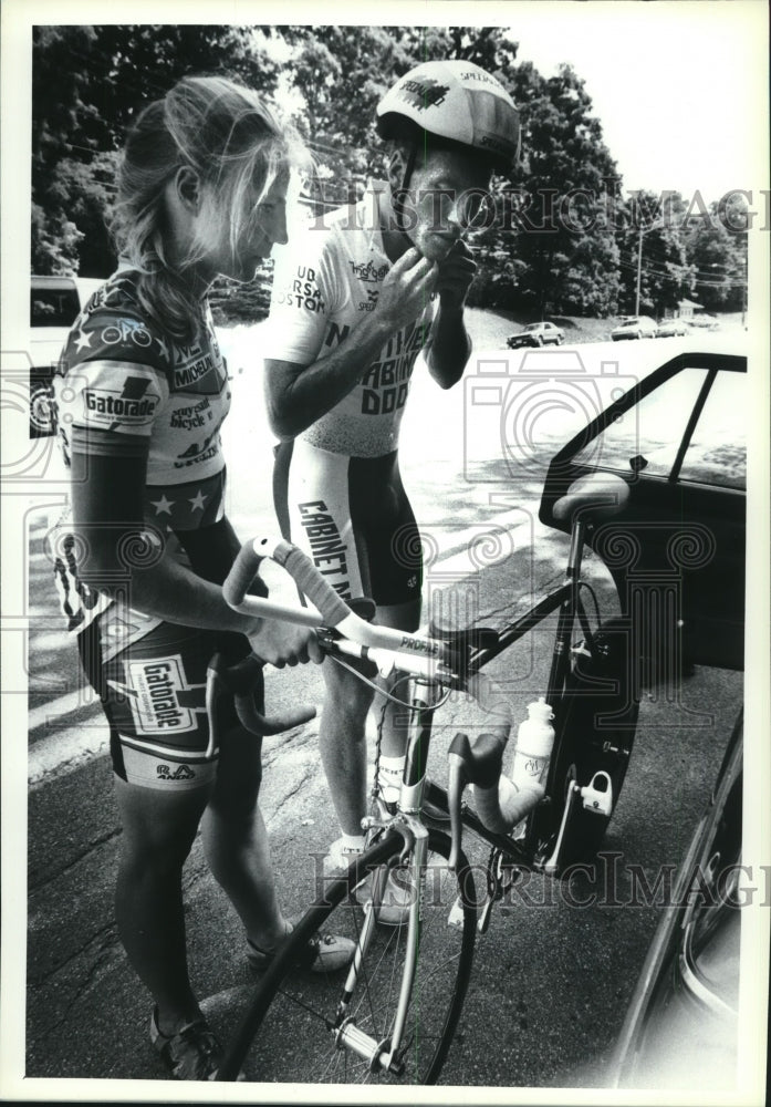 1990 Press Photo Jan Bowland helps Doug Tanner prepare for bicycle race- Historic Images