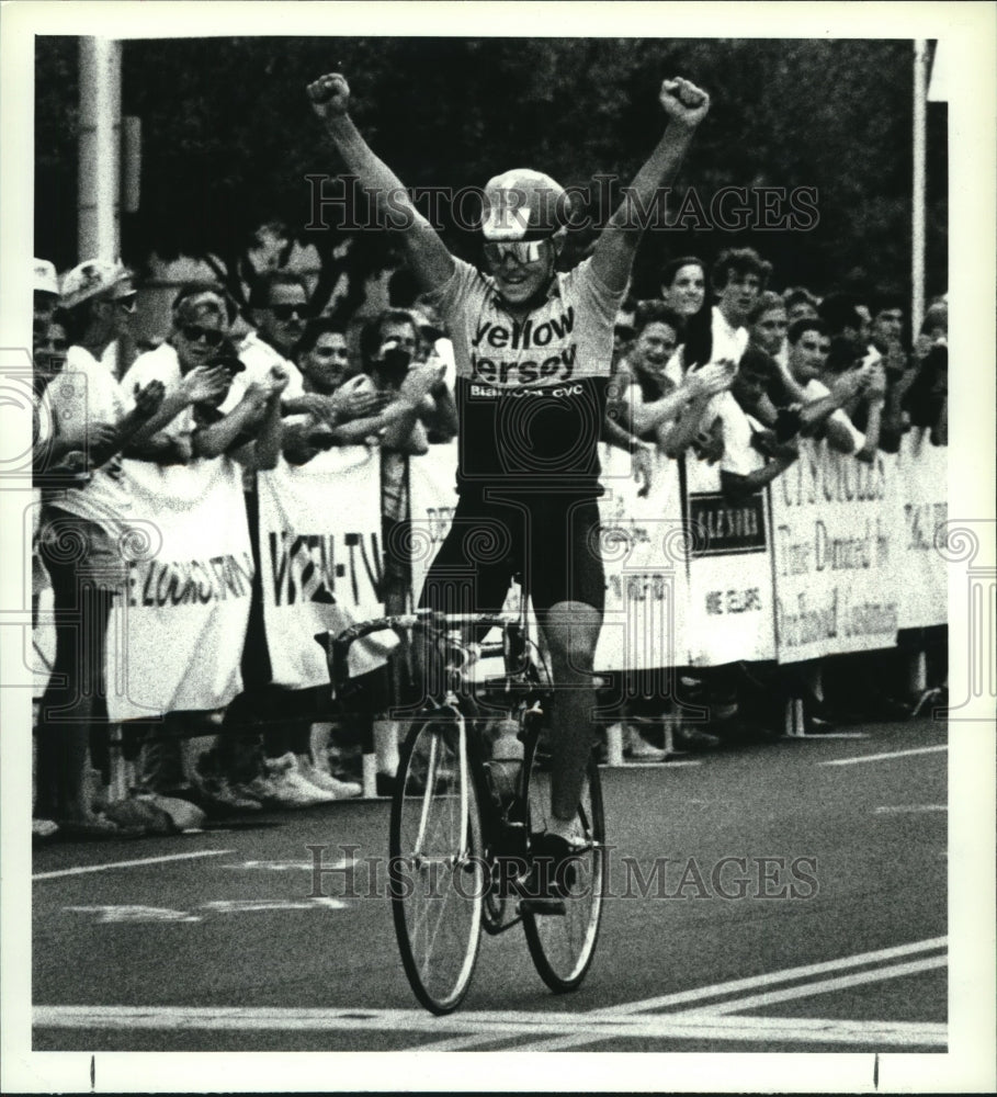 1990 Press Photo Winner Bob Mionske raises fists after bicycle race in Albany- Historic Images