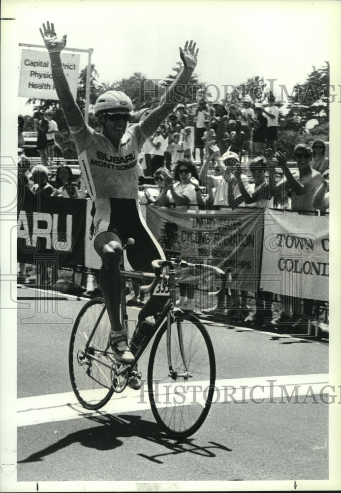 1990 Press Photo Men&#39;s winner raises arms across finish line of bicycle race- Historic Images