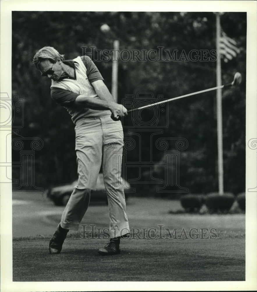 1987 Press Photo Golfer John Taylor keeps his head down during his swing- Historic Images