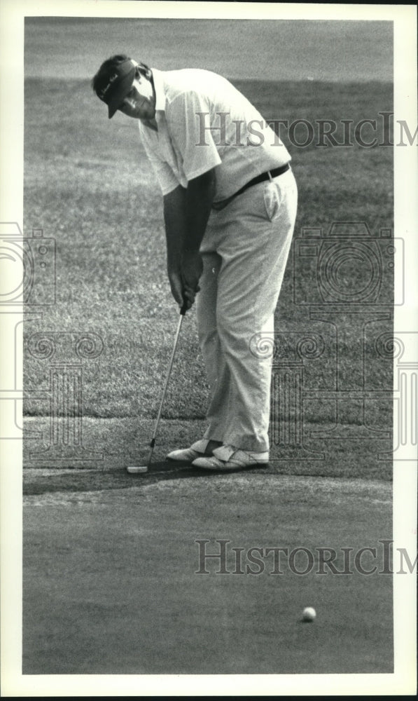 1987 Press Photo Golfer Tim Minor, putting golf ball at Edison Club, Rexford, NY- Historic Images