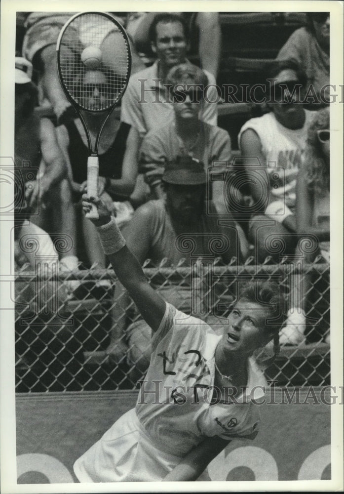1989 Press Photo Tennis player Laura Gildemeister hits ball during OTB Tennis- Historic Images